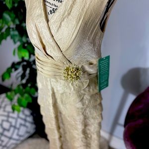 Sleeveless above the knee sheath dress with jewel